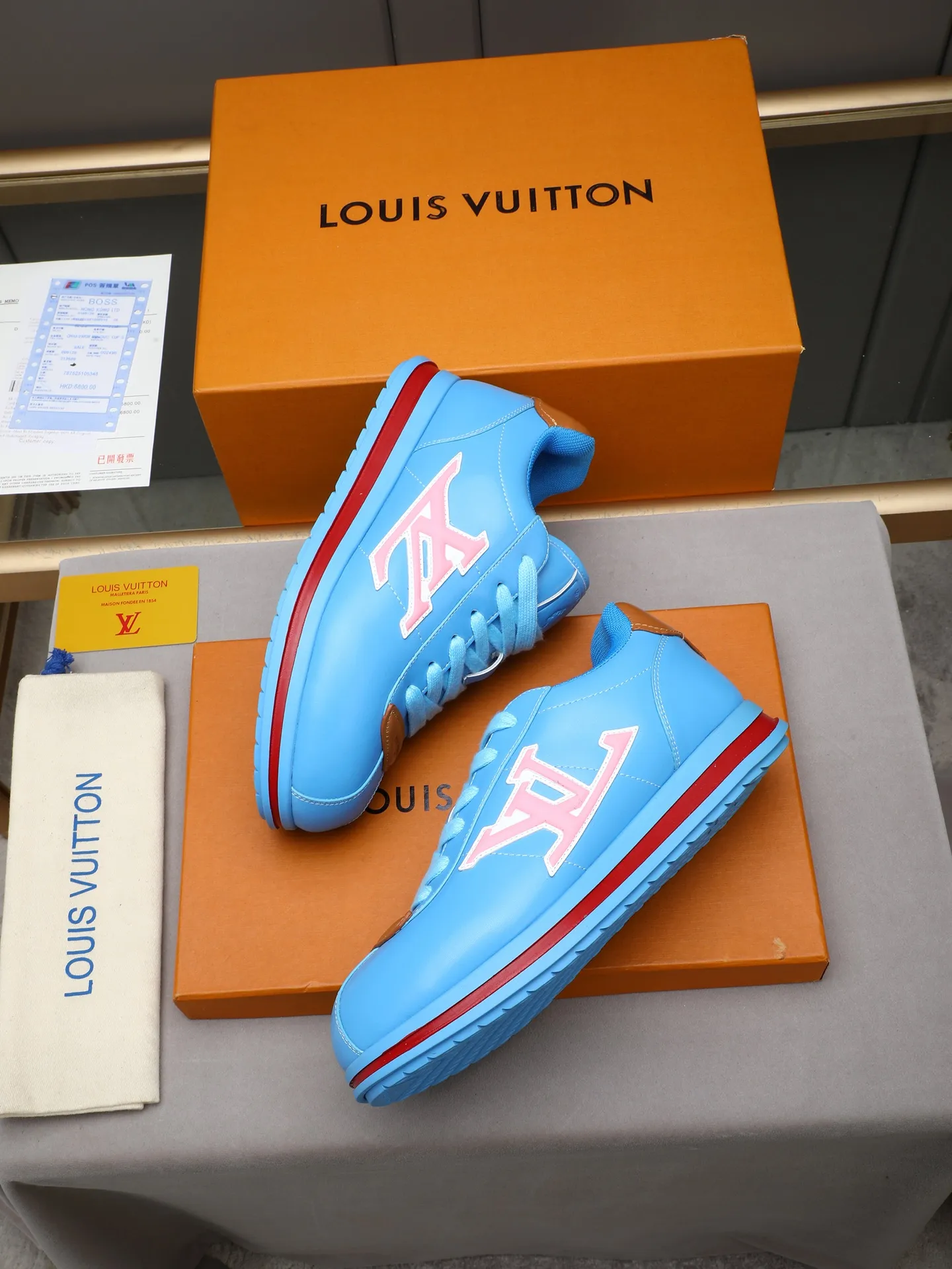 PP560 LV Louis Vuitton L Jialu Brand Runner Tatic Series Thick-soled Casual Sports Shoes Running Shoes Original purchase, development and production This LV Runner Tatic sports shoe combines technical materials such as mesh fabric and ribbons to interpret the inspiration of traditional mountaineering shoes. LV letters are written on one side, the lariat buckle of the quick lacing system is embellished with Monogram flowers and Louis Vuitton logos, and the light and wear-resistant rubber outsole completes the whole. ▪️Fabric: Original imported cowhide + mesh ▪️Inner lining: Original customized breathable mesh ▪️Sole: Original open-molded anti-slip rubber combination material ▪️Size: Men's 38-44 (customized for 45 and 46)